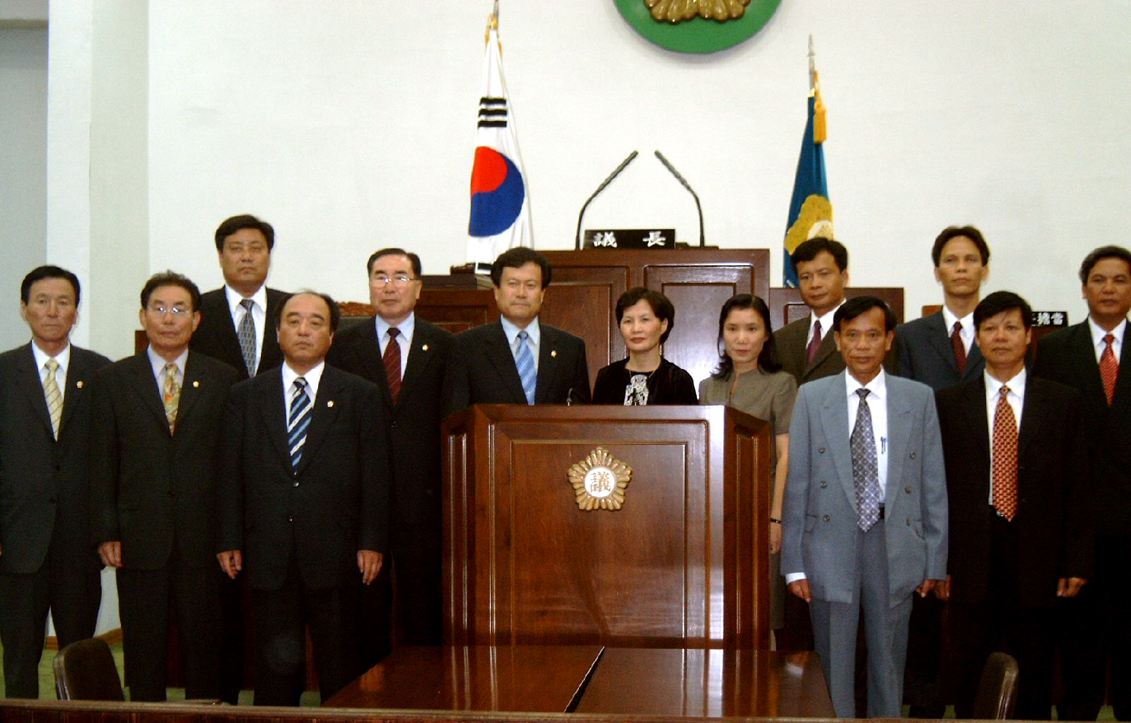 베트남 방문단 본회의장 기념촬영 ▷ 2003. 9.26