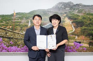 승진 직원 임용장 수여