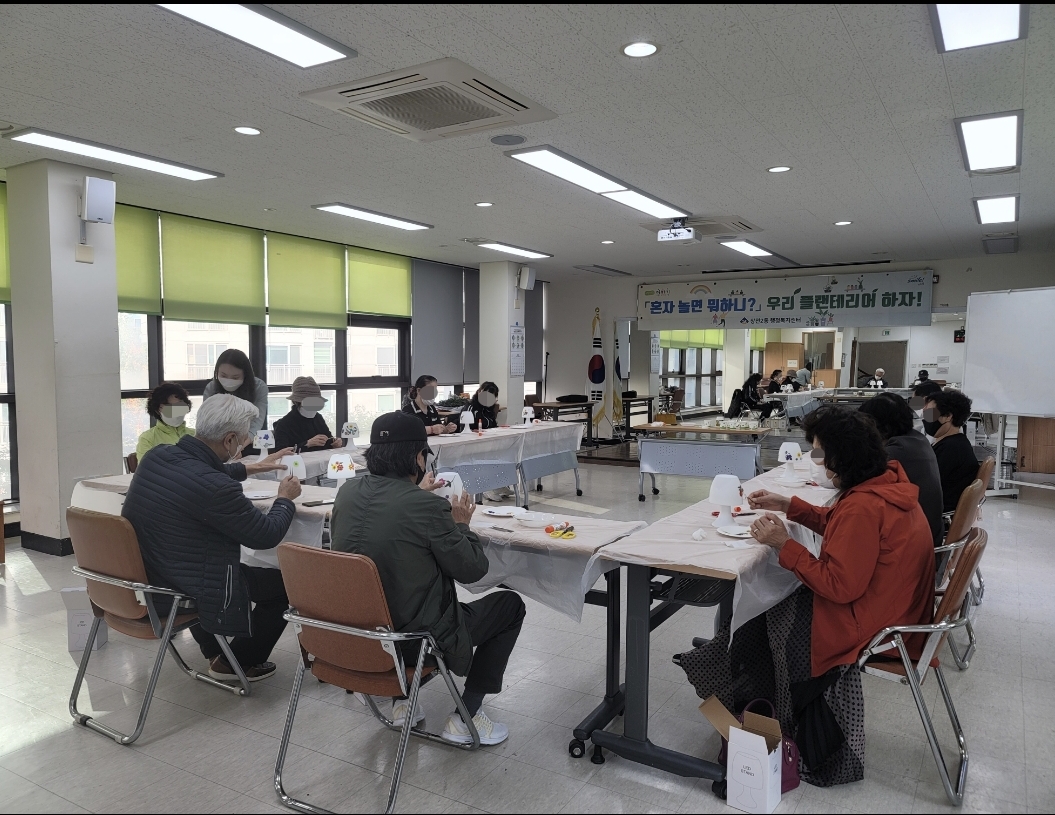 장전2동 어르신, 압화무드등 만들며 웃음꽃 활짝 : ) 1