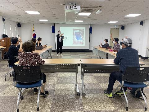 “우리 부모님, 스마트폰 앞에서 작아질 일 없겠네!” 금정구 부곡3동, 고령층 디지털 기기 교육 실시